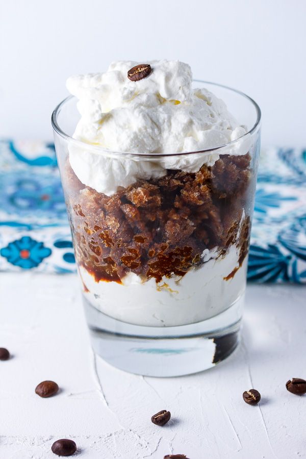 Granita típica de café siciliano com creme de perto